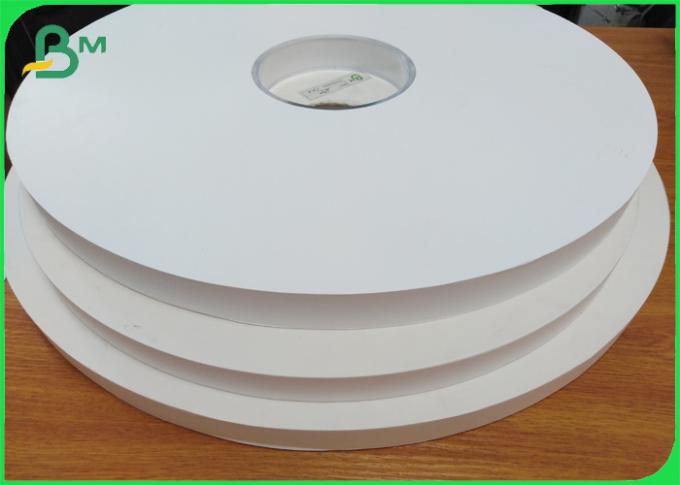 SGSの証明書28gsm白い色のわらの包装紙26.5mmの幅のボビン