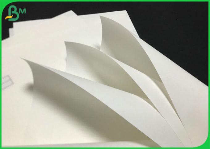 技術の紙袋物質的な70g 75g白いクラフトの包装紙ロールスロイス700mmの幅