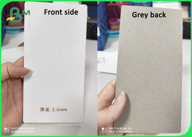 白によって薄板にされるシートは包装箱のための灰色の背部2.0mmに乗ります