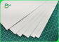 アイボリーの白い色の結束ペーパー48gsm 50gsm 53gsm 55gsmバージンのすばらしい印刷物の効果を木材パルプ