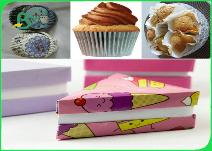 カップケーキはさみ金のペーパー