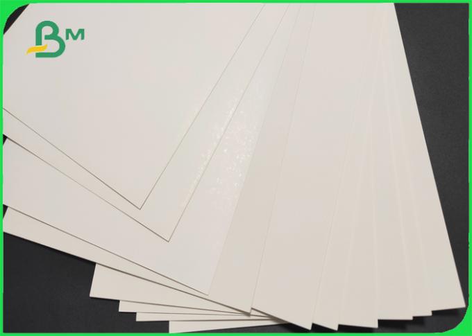 上塗を施してある折る紙箱用厚紙